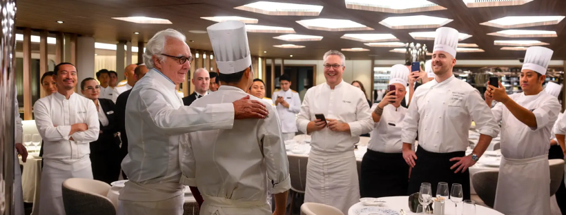 Brigade en cuisine r&eacute;unie autour d&rsquo;un chef &agrave; bord
